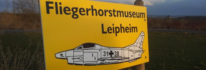 Schild zum Fliegerhorstmuseum Leipheim