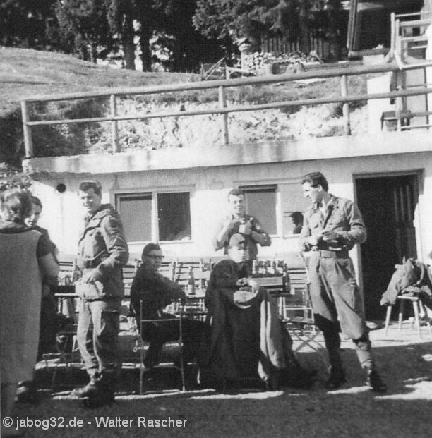 Kfz Staffel besucht eine Almhütte 1965