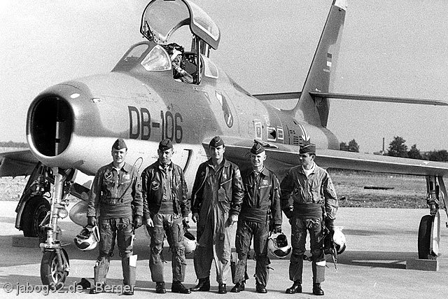 5 Piloten vor einer F-84F